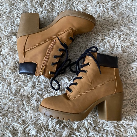 Zigi Soho Chunky heeled women’s boots that resemble “Timbs”, size 8 - Picture 2 of 13